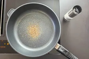 Pfeffer in der Pfanne anrösten.