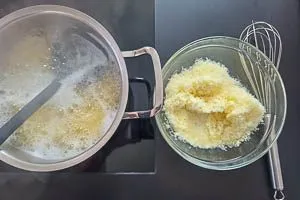 Pecorino mit einer Kelle des Nudelwassers vermengen.