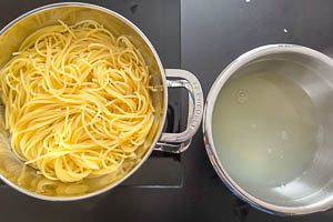 Spaghetti abgießen.