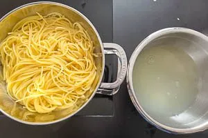 Spaghetti abgießen.
