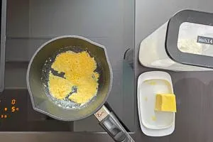 Butter schmelzen und Mehl unterrühren