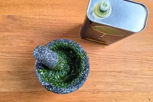 Oliven&ouml;l dazugeben und zu einer Paste verr&uuml;hren