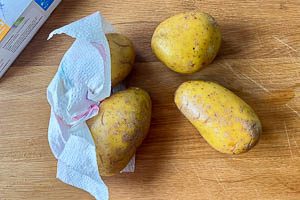 Kartoffeln waschen, abbürsten und trockentopfen