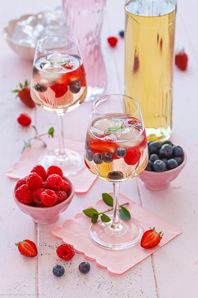 Lillet Wild Berry mit Eiswürfeln und Beeren