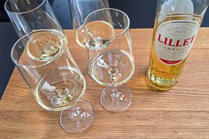 Lillet Blanc in das Weinglas füllen