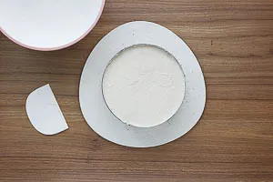 Zweite Biskuith&auml;lfte auf die Cremeschicht legen und ebenfalls mit Creme bestreichen