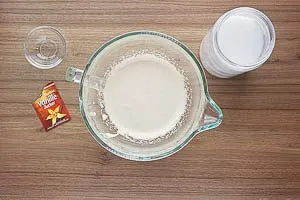 Eigelbe mit Zucker und Wasser cremig r&uuml;hren