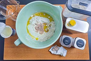 Mehl, Wasser, Joghurt, Olivenöl, Salz, Zucker und Hefe in eine Schüssel geben