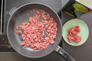 Olivenöl erhitzen und das Wurstbrät anbraten