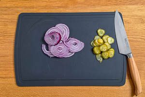 Zwiebel und Gew&uuml;rzgurken schneiden