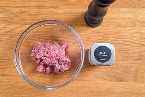 Rindfleisch mit Salz und Pfeffer w&uuml;rzen