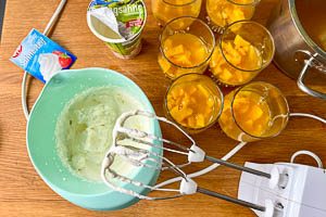 Creme aus Sahne, Zucker und Joghurt anrühren