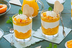 Solero-Dessert im Glas kühlen und kalt servieren