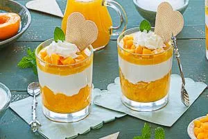 Solero-Dessert im Glas k&uuml;hlen und kalt servieren