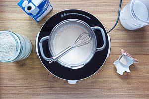 Milch erhitzen, Hefe, Mehl und Zucker unterr&uuml;hren