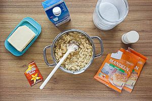 F&uuml;r das Topping Butter, Zucker, Bourbon-Vanillezucker, Salz und Milch im Kochtopf k&ouml;cheln lassen und die Mandelbl&auml;ttchen dazugeben