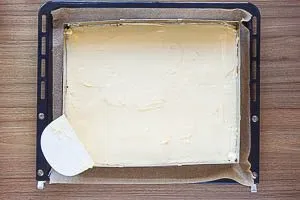 Puddingcreme verteilen ung glattstreichen