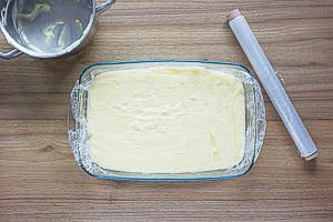 Pudding zum Abk&uuml;hlen umf&uuml;llen und mit Frischhaltefolie bedecken