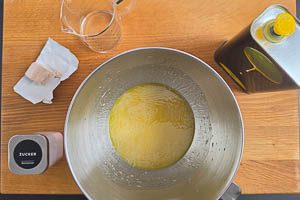 Wasser, Oliven&ouml;l, Hefe und Zucker verr&uuml;hren