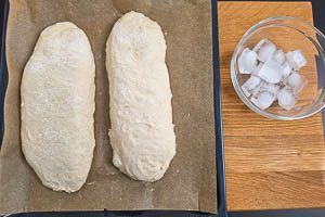 Teig in zwei St&uuml;cke teilen und Eisw&uuml;rfel bereitstellen