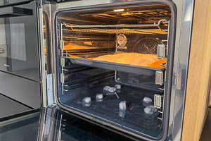 Brote auf die zweite Schiene, Eisw&uuml;rfel auf den Boden des Ofens, 25 bis 30 Minuten backen