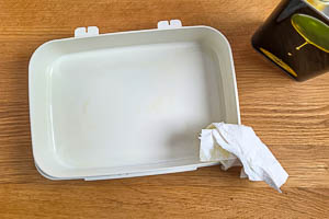 G&auml;rbox mit Oliven&ouml;l einfetten