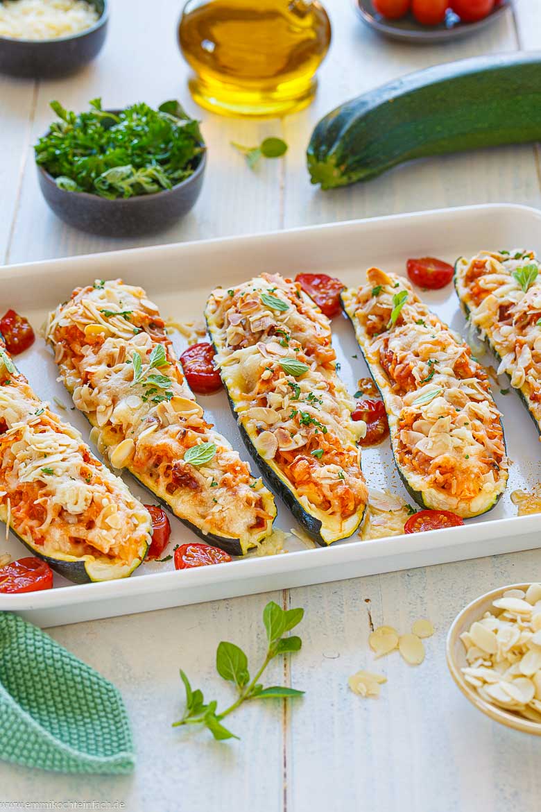 Vegetarisch gef&uuml;llte Zucchinischiffchen aus dem Ofen