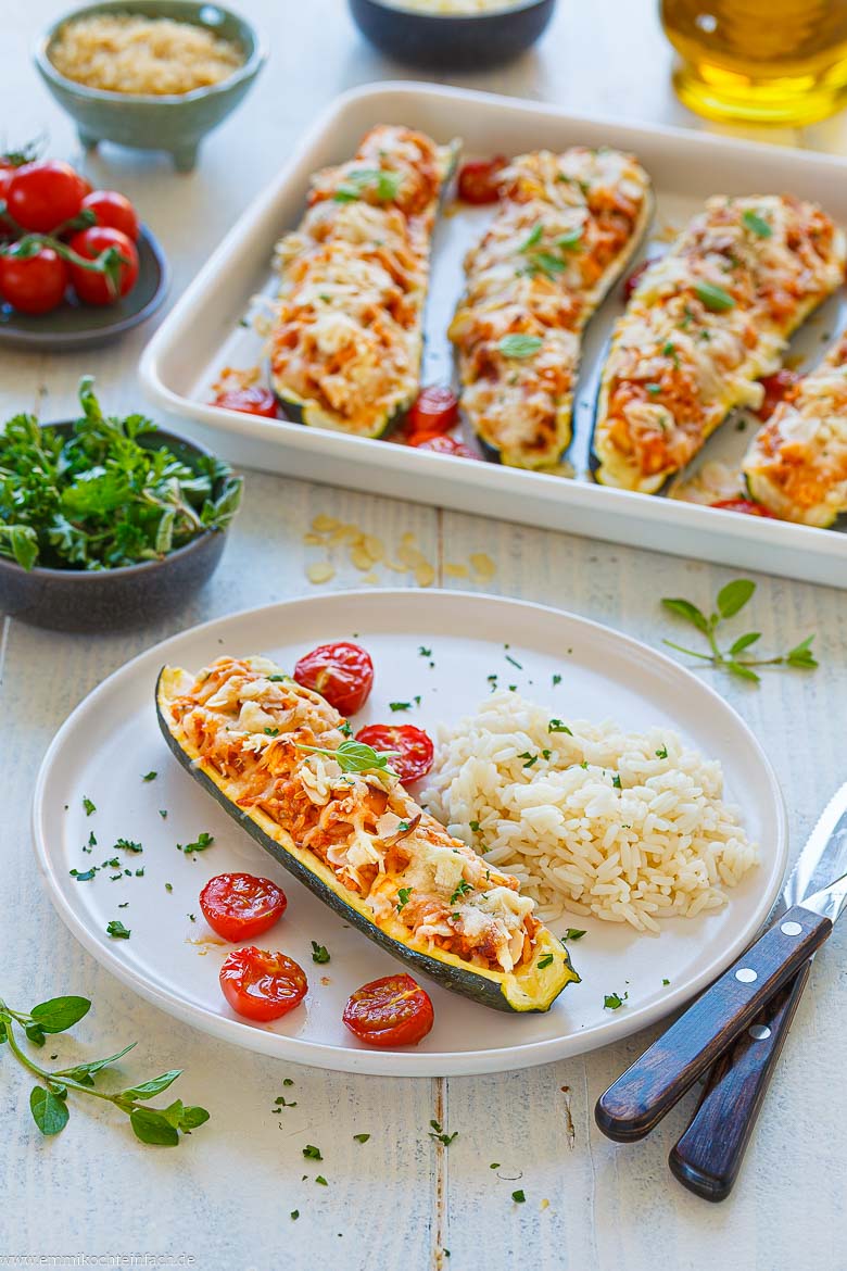 Vegetarisch gef&uuml;llte Zucchini