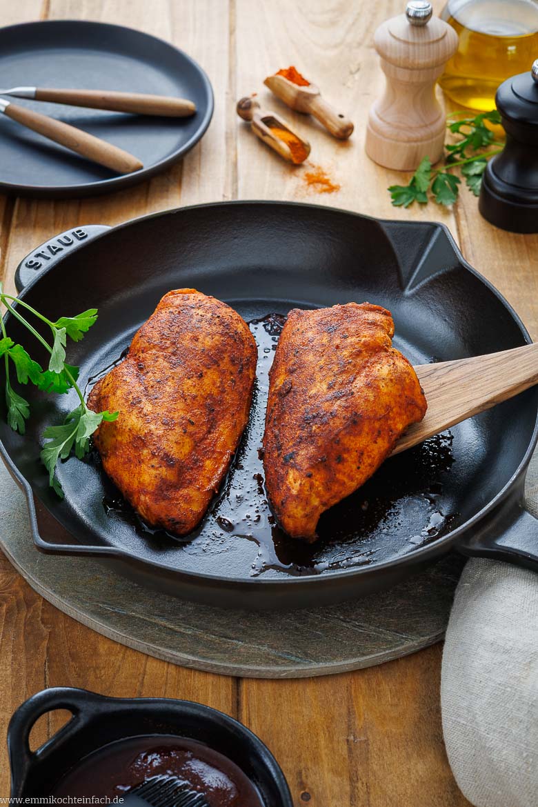 Klassische Hähnchen-Marinade mit Paprikapulver, Pfeffer und Olivenöl
