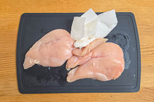 Hähnchen trocken tupfen.