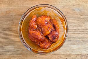 Marinade mit dem Hähnchen vermengen