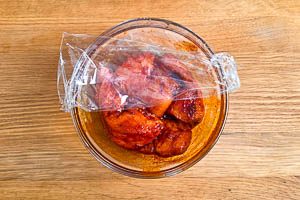 Gut abdecken und im Kühlschrank ziehen lassen.