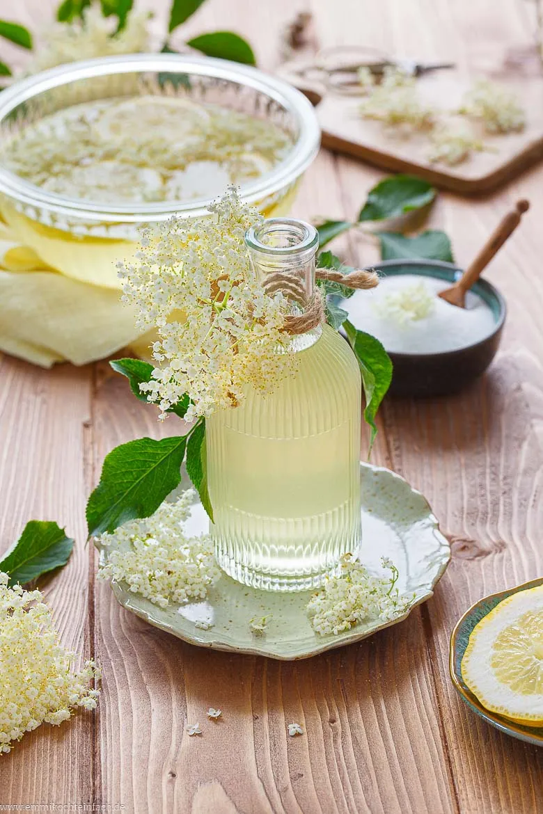 S&uuml;&szlig;er, blumiger Sirup aus Holunderbl&uuml;tendolden