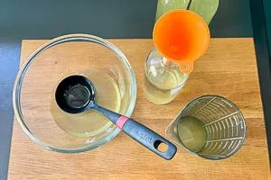 Holunderbl&uuml;tensaft in sterilisierte Flaschen abf&uuml;llen