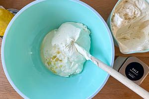 Joghurt mit der aufgeschlagenen Sahne vermengen