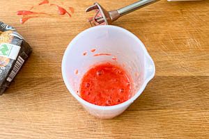 Erdbeeren f&uuml;r die Erdbeerso&szlig;e p&uuml;rieren.