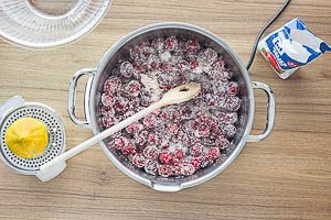 Kirschen mit Gelierzucker und Zitronensaft in einen hohen Kochtopf