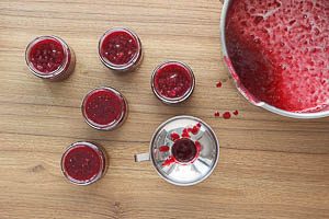 Marmelade durch einen Trichter in die Schraubgl&auml;ser f&uuml;llen