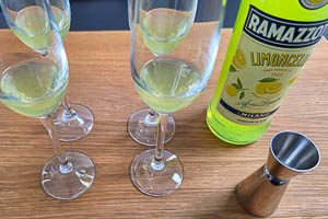 Limoncello in die Gläser füllen