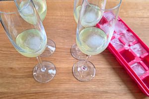 Eiswürfel in die Gläser geben
