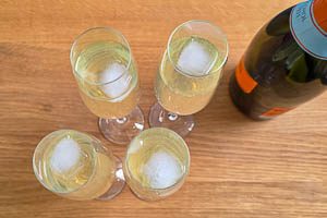 Gläser mit Prosecco auffüllen