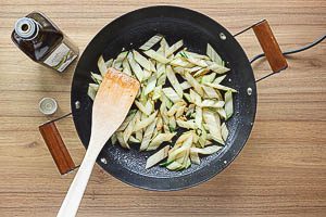 Stiele in Olivenöl anbraten, Knoblauch dazugeben