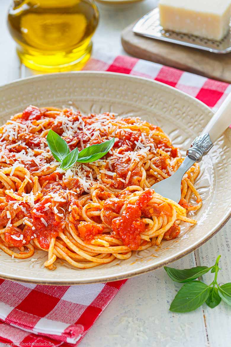 Italienische Tomatensoße mit Guanciale und Pecorino