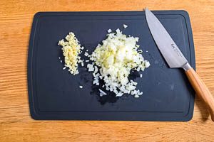 Zwiebeln und Knoblauch schneiden