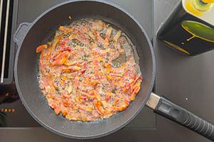 Guanciale-Streifen in der Pfanne braten