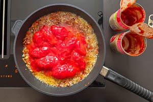 Tomaten in die Pfanne geben