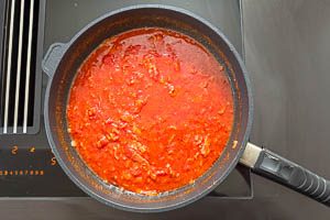 Tomaten-Speck-Soße würzen