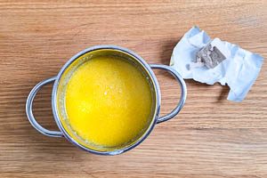 Frischhefe in der Butter-Milch-Mischung aufl&ouml;sen