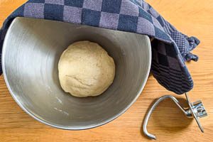 Stockbrotteig zu einer Kugel formen und ruhen lassen