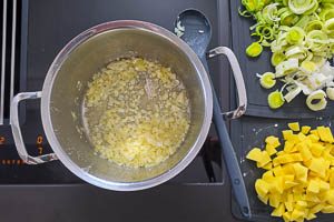 Zwiebeln und Knoblauch andünsten